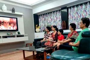 'Ram' Arun Govil watching Ramayan with his family is trending big time