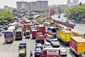 Citizens defy ban, cause km-long traffic jam on Eastern Express Highway