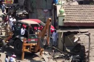 MCGM officials demolish houses, shops in spite of Coronavirus advisory