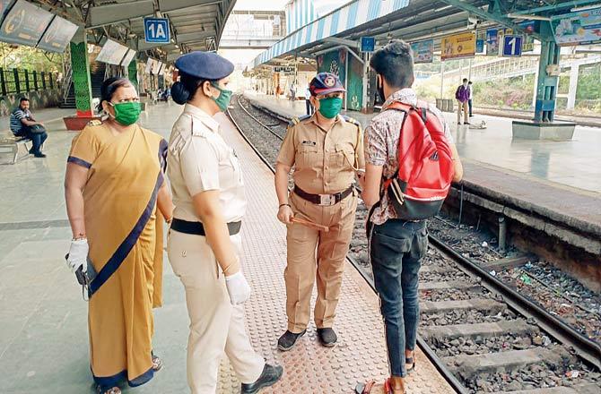 Cops speak to a commuter who seems to be unaware of the Janata Curfew