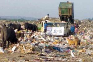 Burning garbage dump leaves 3,000 in Uran vulnerable to infection