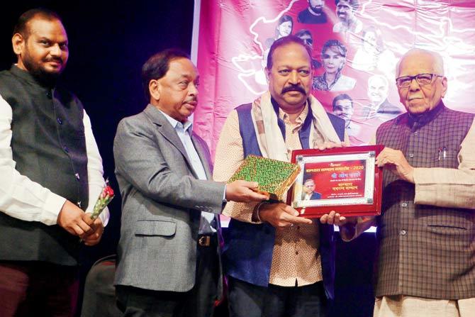 Om Katare (second from right) receiving the award from Ram Naik (right)