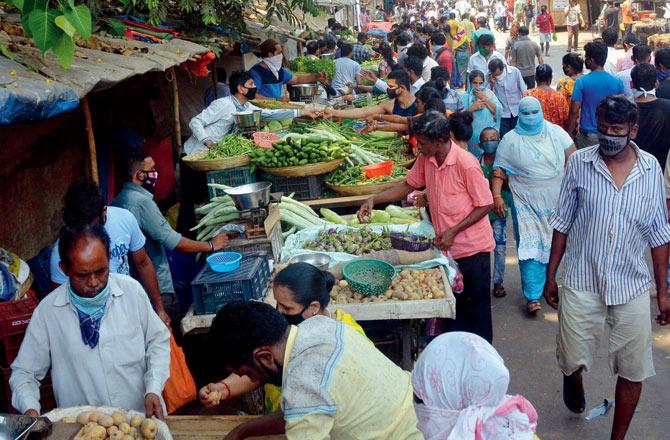 People rush out to buy vegetables and grocery at Kranti Nagar, Saki Naka. Pics/Sayyed Sameer Abedi