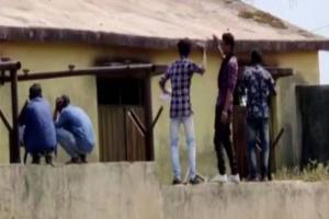 Men climb boundary wall of school in Yavatmal, pass chits to students