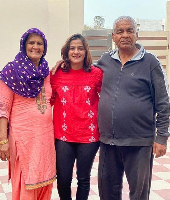 Ritu Phogat with her parents. She captioned it, 