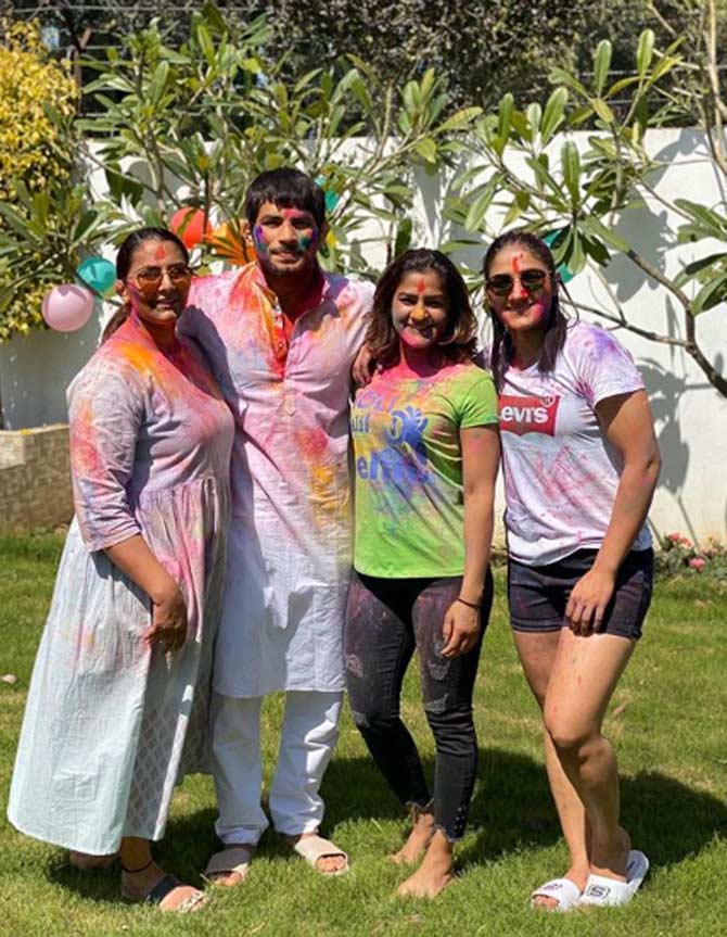 Ritu Phogat's cousins Vinesh Phogat and Priyanka are also professional wrestlers who have represented the country.