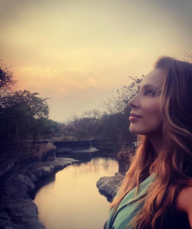 Now let's talk about Salman's good friend Iulia Vantur, who is also spending quarantine at his farmhouse. The actress shared a candid picture of herself enjoying the beauty of nature.
