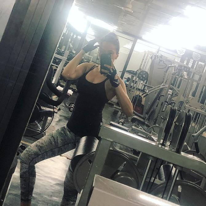 Now let's talk about Salman's other good friend, who is currently living at Salman's farmhouse - Waluscha De Sousa. The actress is also making the most of her free time by working out. She shared a picture of herself working out at the gym. 