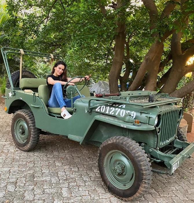 This was followed by a breezy open jeep ride. Waluscha looks gorgeous dressed in a black t-shirt and denims, doesn't she?