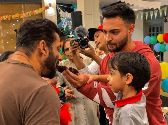 Salman shares a close bond with Arpita's kids. This picture is proof of that. Aayush Sharma and Arpita Khan Sharma tied the knot on November 18, 2014, and were blessed with a baby boy Ahil on March 30, 2016.