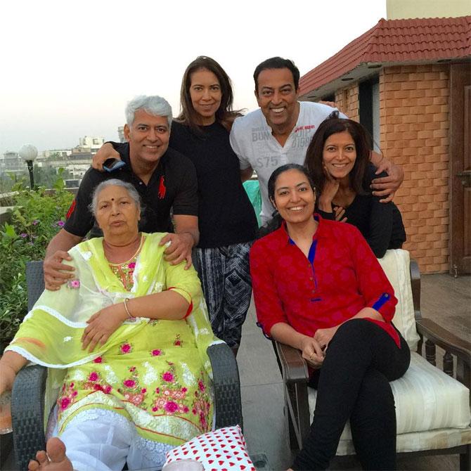 Vindu has a brother Amrik who is based in Chandigarh and runs a film studio. Amrik had starred in Sunny Deol's Dillagi, which also saw Dara Singh featuring in it. In picture: Vindu with his brother Amrik Randhawa, sisters - Kamal Maan, Deepa Ahe, Loveleen Gill and mother.