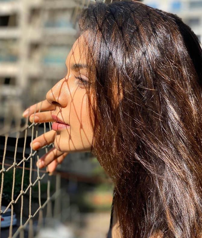 Rakul Preet Singh has been abiding the lockdown imposed by the government to curb the Coronavirus outbreak across India. She has been staying indoors with her family and spending some quality time with her brother during the lockdown. She shared this photo and wrote, 