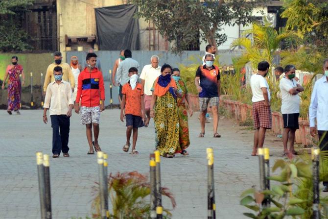 Mumbai Mayor Kishori Pednekar ordered a probe after a video of bodies wrapped in black-coloured plastic kept on beds right next to patients in a Mumbai hospital went viral, which ignited a major political controversy. The Mayor personally visited the hospital and ordered an investigation. She said that the guilty will be punished