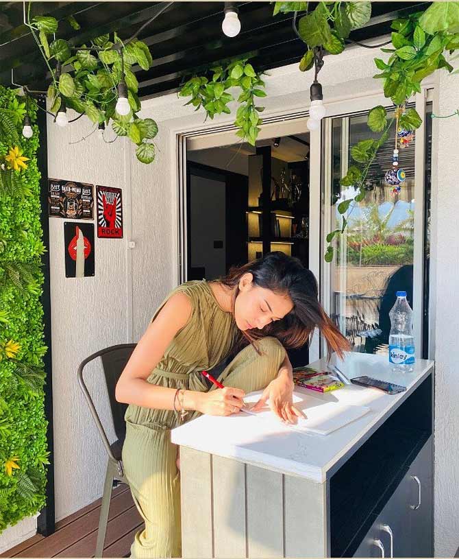 The actress has also been treating her fans with some easy-breezy posts as she finds time to doodle during the lockdown period.