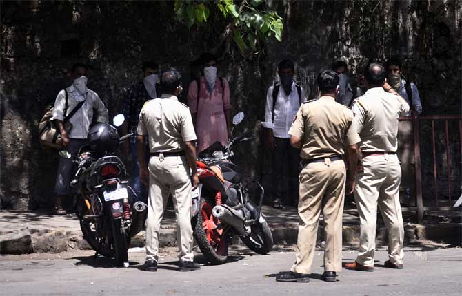 On Saturday, Maharashtra's count for COVID-19 cases crossed 20,000 cases and Mumbai had 722 new cases. 
In picture: Police officers confront migrant workers who were trying to escape a checkpoint while leaving Mumbai for their home towns amid the coronavirus lockdown.