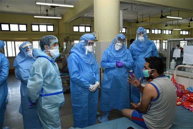 The Brihanmumbai Municipal Corporation has put additional commissioners in charge of seven zones in the city, in a bid to tackle the spread of coronavirus in a more effective manner.
In picture: Newly-appointed BMC chief Iqbal Singh Chahal along with other officials interact with a patient at BYL Nair Hospital. 