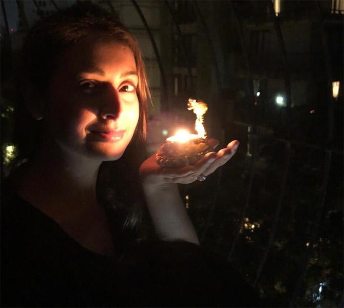 On April 5, Preeti Jhangiani shared a video urging people to light a diya and show solidarity to the Coronavirus heroes for #9pm9mins. She wrote, 