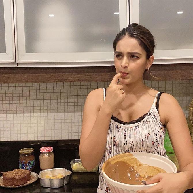 She also tried her hand in baking, just like other celebrities. 