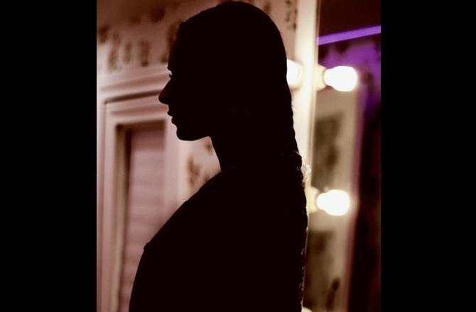 Manushi Chhillar fans can rejoice, as the lovely model-beauty queen will soon be making her Bollywood debut with Prithviraj, co-starring Akshay Kumar. Manushi will portray the role of Princess Sanyogita, and this silhouette is a glimpse of her first look from the film. The film is based on Rajput warrior Prithviraj Chauhan's life, and the titular character will be played by Akshay Kumar.
Here's wishing Manushi happy birthday and all the best for her first film!