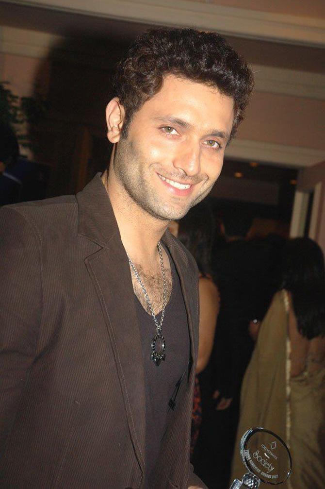 Not just sports, Shiney Ahuja was equally passionate about theatre. Through the dramatic quota, he pursued his education from Hansraj College, Delhi University and later completed his engineering from RV College of Engineering Bengaluru.