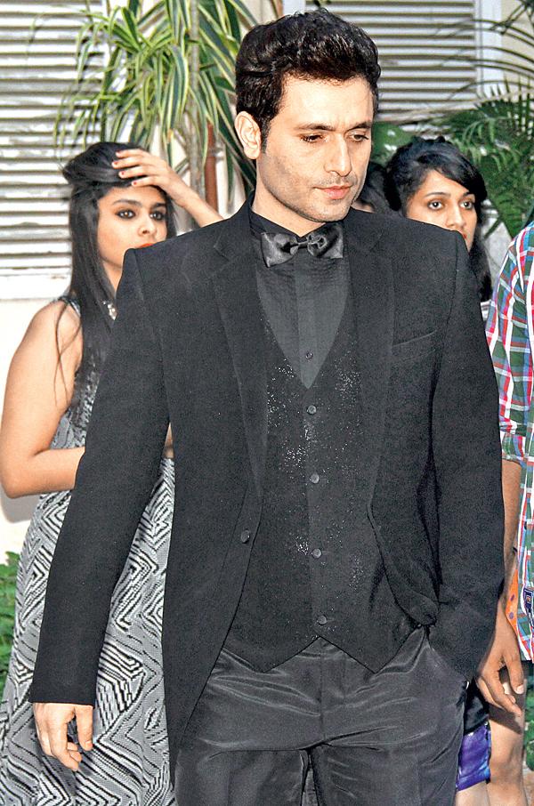 After Shiney became professionally stable, Anupam gave up her job in the US to be with her husband. The duo was blessed with a daughter in 2008 and named her Arshiya.
In picture: Shiney Ahuja on the sets of Welcome Back