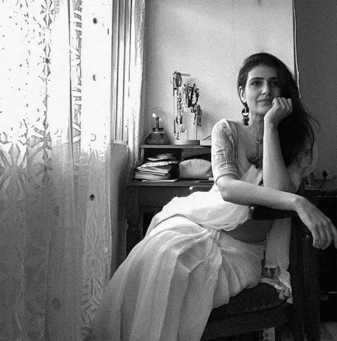 Dangal actress Fatima Sana Shaikh has been abiding by the rules laid down by government amid the coronavirus outbreak, she is staying home. Her Instagram handle gives us a tiny glimpse of her day-to-day routine, while on quarantine. And by the looks of it, it's all about getting clicked! All pictures/Fatima Sana Shaikh's Instagram account