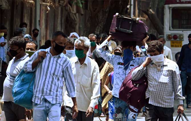 Before the central government provided means of transportation for the migrant labourers to go to their hometowns, many migrants set off on foot to the homes.
