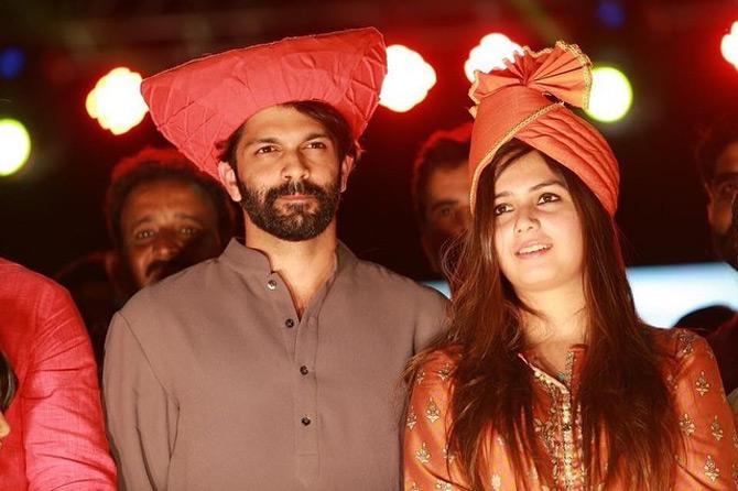 Amit Thackeray and Mitali Borude got engaged on December 11, 2017 at a private engagement ceremony that was held at Raj Thackeray's residence Krishna Kunj in Dadar. Interestingly, Amit and Mitali chose December 11 as it was the wedding anniversary of Raj and Sharmila Thackeray.