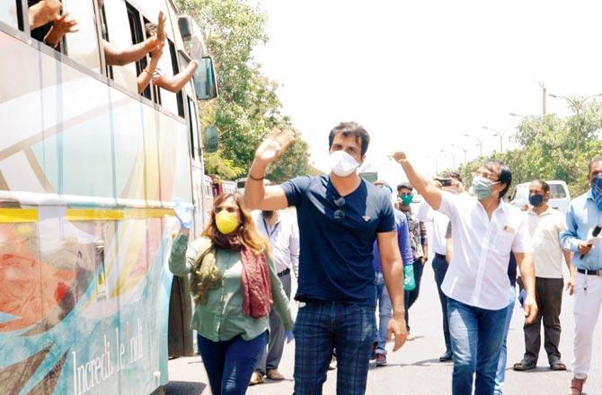 Actor Sonu Sood has organised transportation for a section of migrants who have been stuck in Mumbai amid the lockdown. After procuring permission from state governments, Sonu Sood arranged 10 buses to take 350 migrant workers home to Karnataka from Thane.