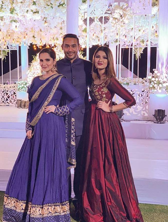 Asad shares a beautiful relationship with his sister-in-law Sania Mirza. The two became friends instantly following Asad and Anam dating.
Asad captioned this photo: In between two gorgeous women