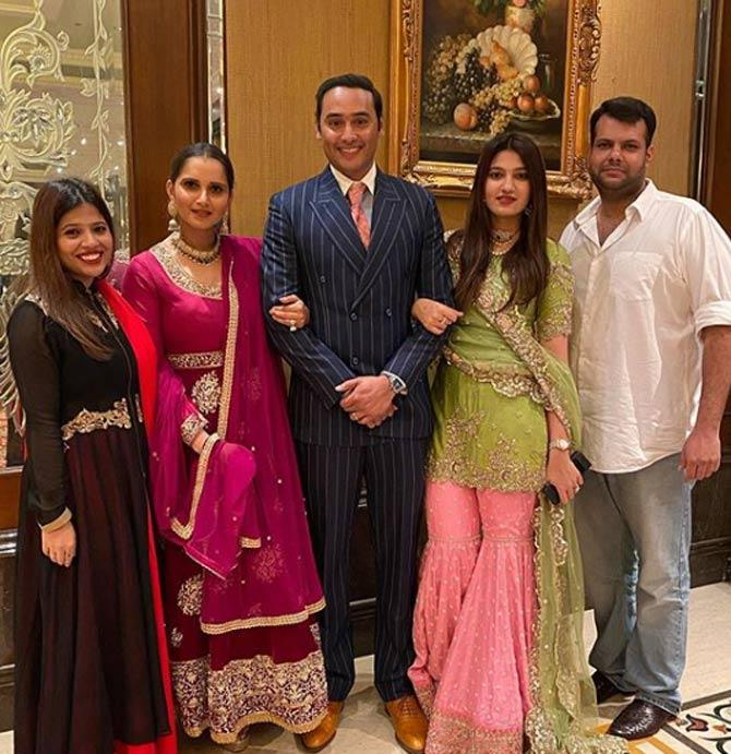 Asad shared this picture with Anam Mirza and Sania Mirza and their loved ones and wrote: Fam bam