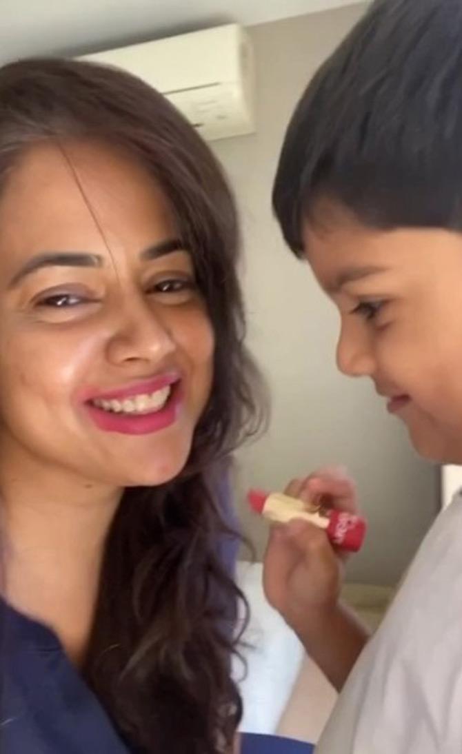 Being indoors with two little kids and keeping them entertained at all hours can be a daunting task. But Sameera sure knows how to keep her kids busy, even if it means offering her face as a canvas! Sharing this video, Sameera wrote, 