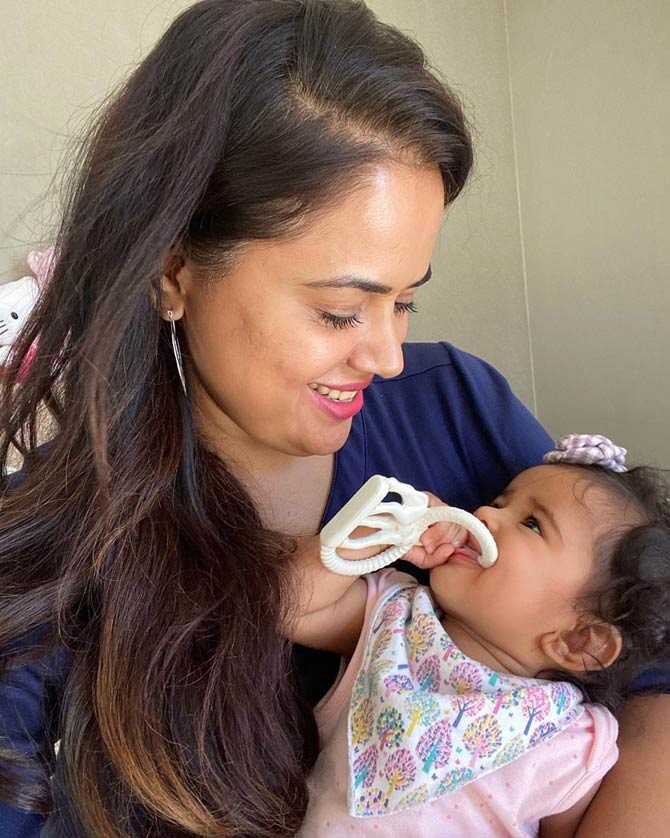Emphasising on how we need to keep calm and help others stay calm during these troubling times, Sameera shared this photo with her baby girl and wrote, 