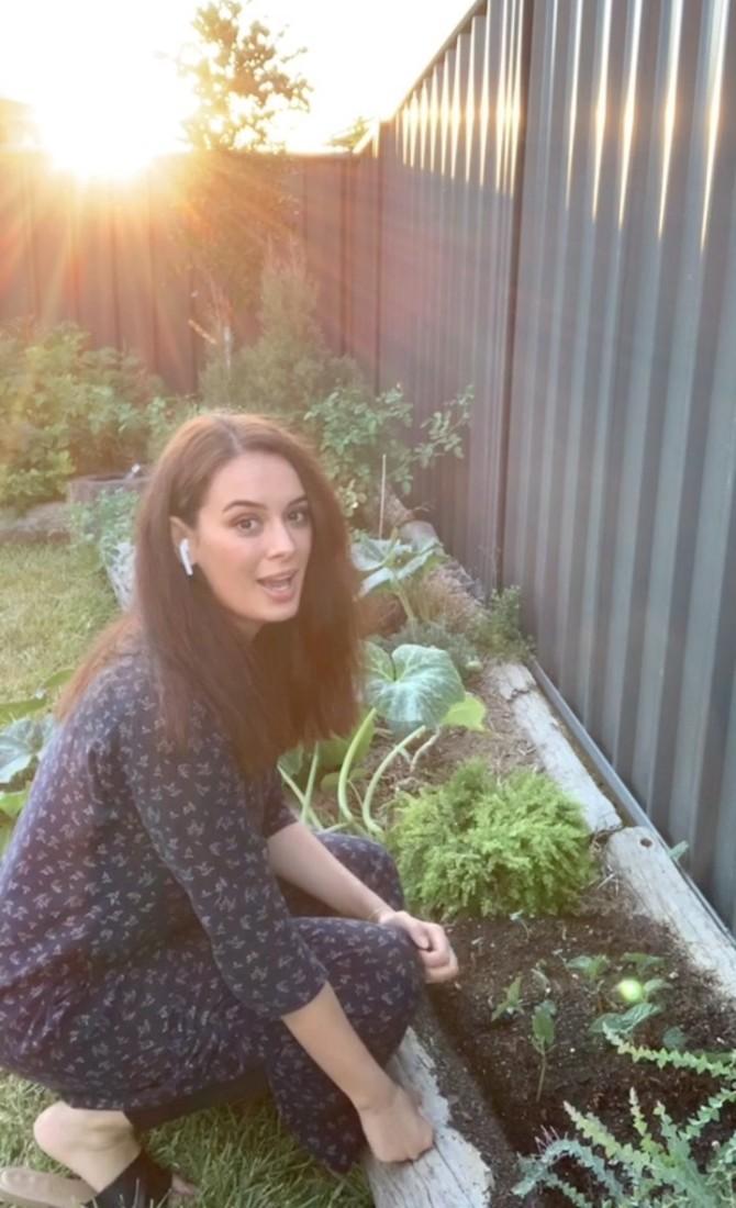 Apart from entertaining her fans with adorable pictures, the actress is also taken up gardening to kill her boredom. Giving her fans a glimpse of her hobby, Evelyn shared a video along with a caption that read: 