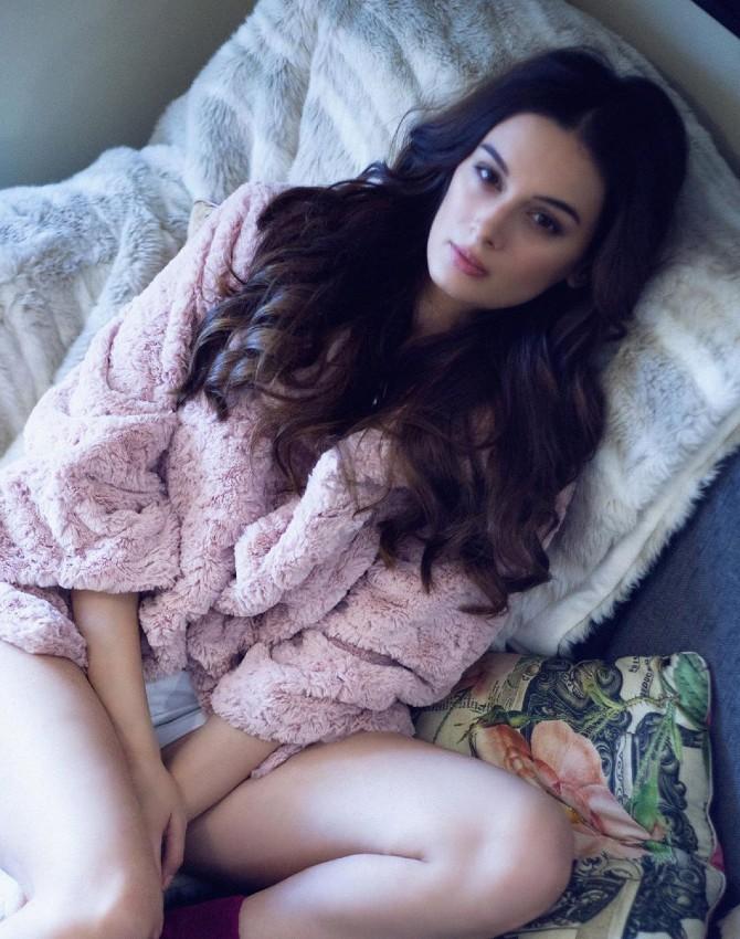Gardening isn't the only thin Evelyn does to kill her time. She also likes to simply chill and relax. Sharing a picture of her relaxing on the couch dressed in a pink sweater and denims, the actress wrote, 