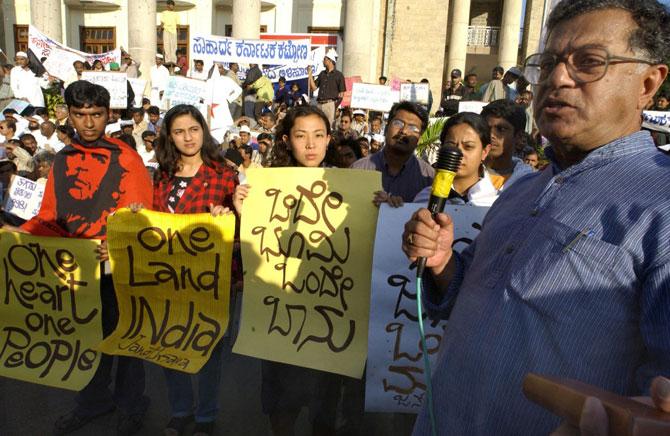 Girish Karnad passed away on June 10, 2019. He was 81 and was battling a prolonged illness. An era ended with Girish Karnad!
In picture: Girish Karnad (R) addressing activists at a peace rally in Bangalore on December 6, 2003, on the occasion of the 11th anniversary of the demolition of the 16th-century Babri Mosque in the northern Indian town of Ayodhya in 1992. Muslims and others across India gathered to demand that those responsible for the 1992 destruction of the mosque in Ayodhya be brought to justice and that the mosque be reconstructed on its original site.