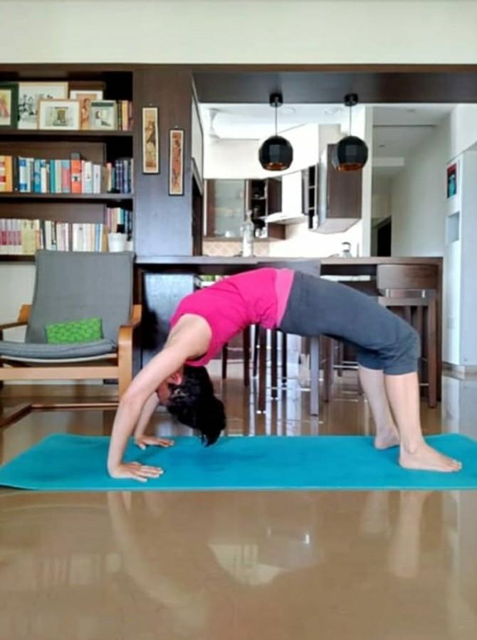 Rasika's standing backbend will make you take your next workout session seriously. The 35-years-old actress has been working out at home and inspiring many with her age-defying sessions.