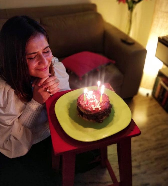 With lockdown in effect, Arti Singh has been staying home and keeping herself busy by working out, cooking, creating fun dance videos, among other things. The former Bigg Boss 13 contestant also celebrated her birthday on April 5 during lockdown. She shared this picture and wrote, 