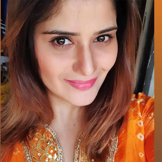 Arti Singh shared this beautiful selfie of her and shared a long post about feeling a little low since the lockdown got extended. But she went to write about how grateful she is to have everything with her right now. She further wrote, 