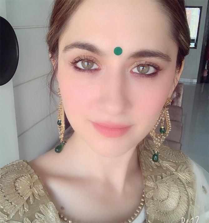 Posing in this one, Sanjeeda Shaikh was seen all decked up in ethnic wear and shared an inspiring post. 