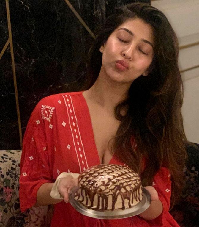 Sonarika Bhadoria has found her passion in baking cakes, while in lockdown issue by the government to curb the Coronavirus outbreak. She has been sharing images of some of the wonderful cakes she made during the lockdown. She shared a series of pictures of a Chocolate Mocha cake she made and wrote, 