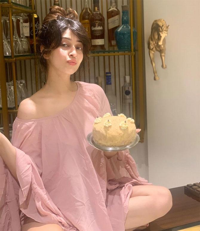 Sonarika shared photos of Vanilla Cream Cheese she made and captioned it with a Kabir Singh song. 