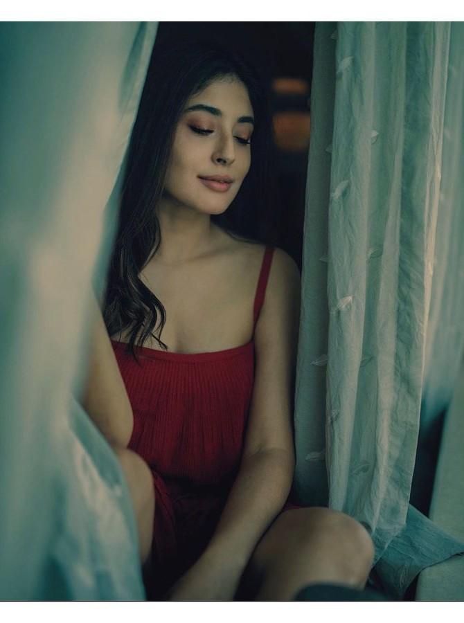 Kritika has been spending her days in quarantine by keeping herself occupied by daily chores and fun activities. Though she does miss travelling a lot, which is evident from her Instagram posts. Kritika shared this photo of her chilling at her home and captioned it: 