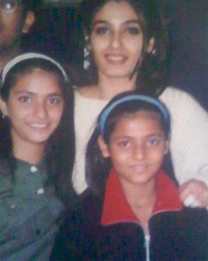 Raveena Tandon, who is waiting for this lockdown to end, just like any of us, has shared some pretty memories on social media. Extending her wishes as a mom, to all the mothers out there, she wrote, 