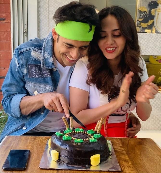 Himanshu Malhotra: Himanshu's wife Amruta Khanvilkar made her husband's birthday special with a cake. Amruta shared a video of Himanshu's birthday celebration and wrote, 