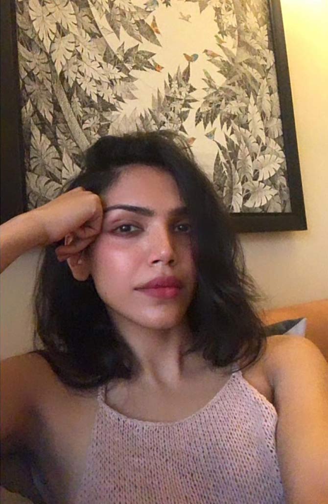 As most of the people are under the lockdown, and being self-dependent, Shriya Pilgaonkar expressed how she has not yet felt like it! She wrote, 