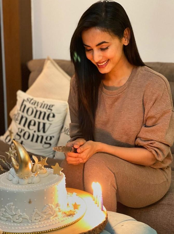 Sonal Chouhan: Sonal Chauhan rang in her birthday on May 17 by cutting a cake as soon as the clock chimed 12. Her sister Himani organised the surprise. Family and friends connected with them over a video call. For Chauhan, it was a lockdown birthday to remember. She too posted two posts on Instagram that gave us a glimpse of her birthday celebrations. She thanked her fans for the love and positivity and we must say she looked really gorgeous.