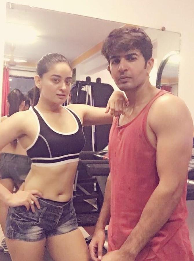 Maahi's lockdown is not only about motherhood and parenting. The actress is cheering her fans by sharing adorable throwback pictures. In this picture, we can see Maahi with her hubby trying to burn some calories. 