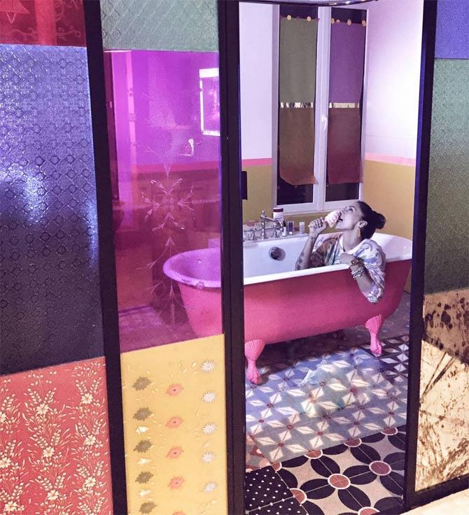 Aren't these colourful glasses giving all psychedelic vibes? 