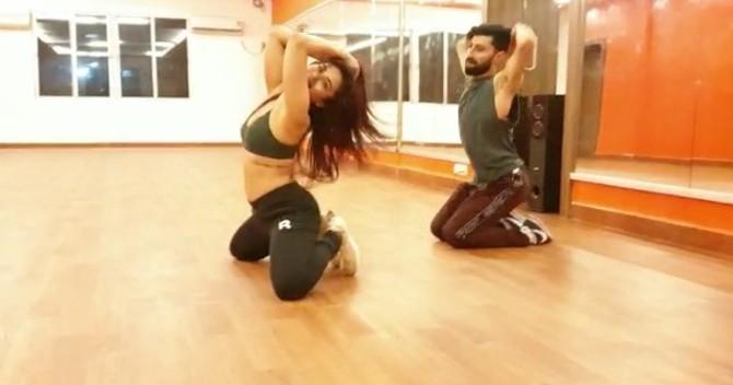 Sana Saeed has been keeping herself fit by working out at her home. She shared a video of herself burning her calories through dancing. 